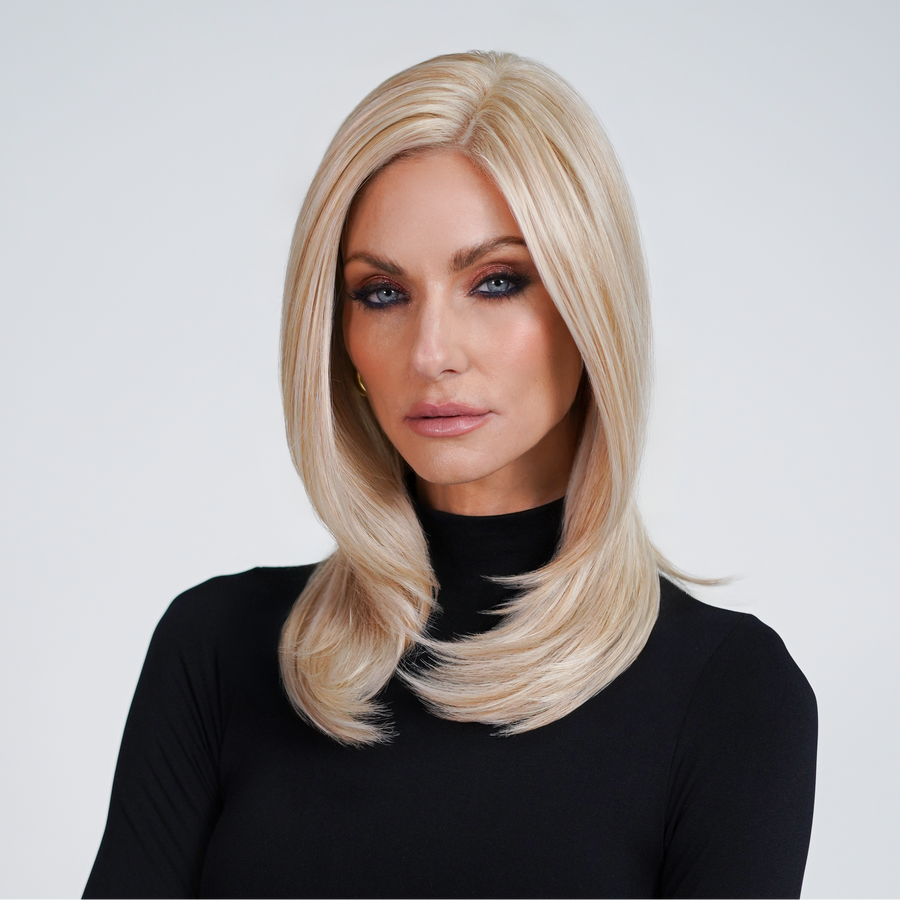Encantadora rubia con cabello soleado
